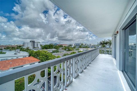 Condo in Bay Harbor Islands, Florida, 1 bedroom  № 1240144 - photo 1