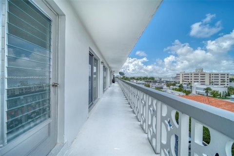 Condo in Bay Harbor Islands, Florida, 1 bedroom  № 1240144 - photo 21