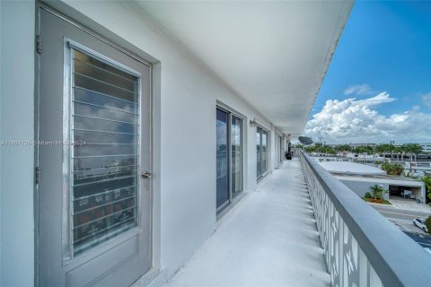 Condominio en venta en Bay Harbor Islands, Florida, 1 dormitorio, 86.31 m2 № 1240144 - foto 20