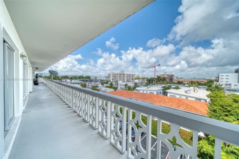 Condo in Bay Harbor Islands, Florida, 1 bedroom  № 1240144 - photo 19