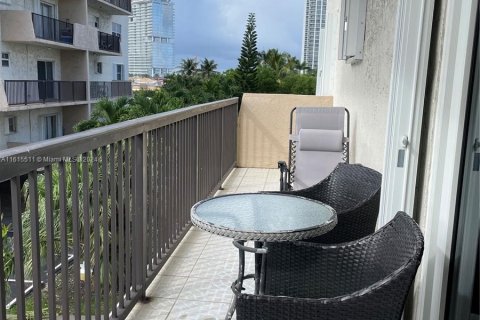 Condo in Sunny Isles Beach, Florida, 2 bedrooms  № 1240179 - photo 26