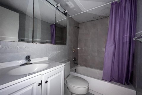 Condo in Hialeah, Florida, 2 bedrooms  № 1398484 - photo 13