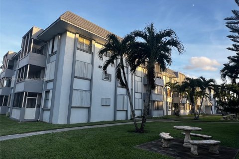 Copropriété à vendre à Hialeah, Floride: 2 chambres, 83.8 m2 № 1398484 - photo 4