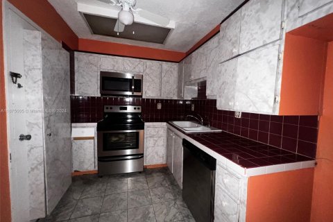 Condominio en venta en Hialeah, Florida, 2 dormitorios, 83.8 m2 № 1398484 - foto 11