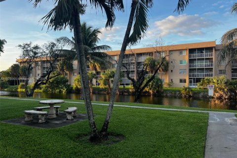 Condo in Hialeah, Florida, 2 bedrooms  № 1398484 - photo 3