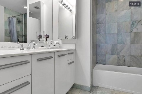 Condo in Miami, Florida, 1 bedroom  № 1406013 - photo 10