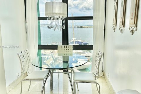 Condo in Miami, Florida, 2 bedrooms  № 1406012 - photo 4