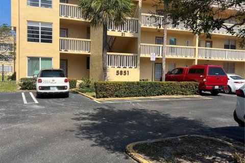 Condominio en venta en Tamarac, Florida, 1 dormitorio, 61.32 m2 № 1368940 - foto 1