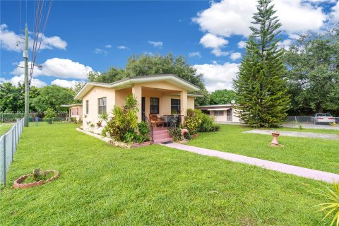 Immobilier commercial à vendre à Miami, Floride: 118.54 m2 № 1368937 - photo 1