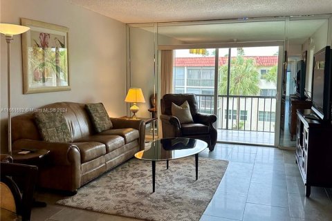 Condominio en alquiler en Pembroke Pines, Florida, 2 dormitorios, 108.7 m2 № 1368938 - foto 1