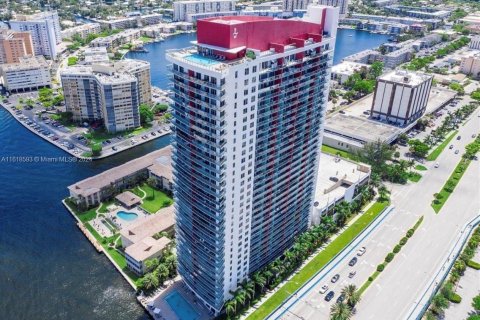 Copropriété à vendre à Hallandale Beach, Floride: 2 chambres, 95.69 m2 № 1239863 - photo 1