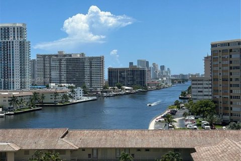 Condo in Hallandale Beach, Florida, 2 bedrooms  № 1239863 - photo 23