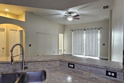 House in Tampa, Florida 4 bedrooms, 173.17 sq.m. № 1372098 - photo 13