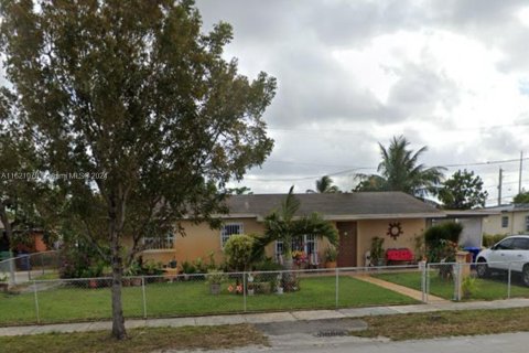 House in Miami Gardens, Florida 3 bedrooms, 122.63 sq.m. № 1311003 - photo 1