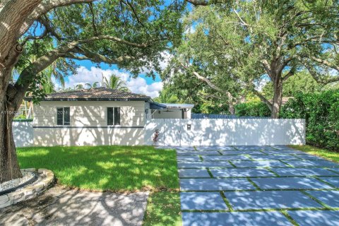 Villa ou maison à vendre à Biscayne Park, Floride: 6 chambres, 197.88 m2 № 1329450 - photo 1