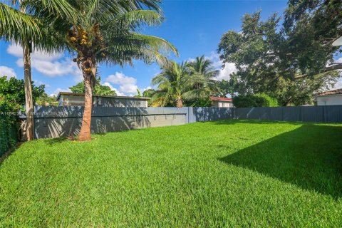 House in Biscayne Park, Florida 6 bedrooms, 197.88 sq.m. № 1329450 - photo 7