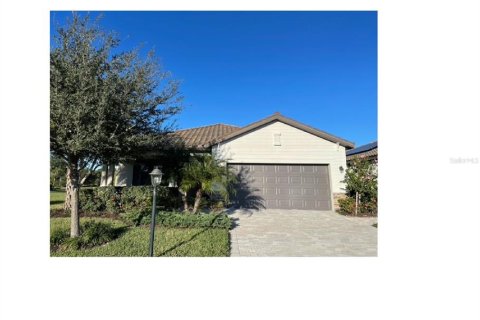 Villa ou maison à louer à Lakewood Ranch, Floride: 3 chambres, 171.78 m2 № 214752 - photo 2