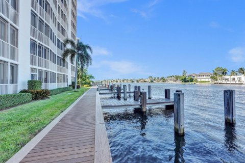 Condo in Highland Beach, Florida, 2 bedrooms  № 1228642 - photo 11