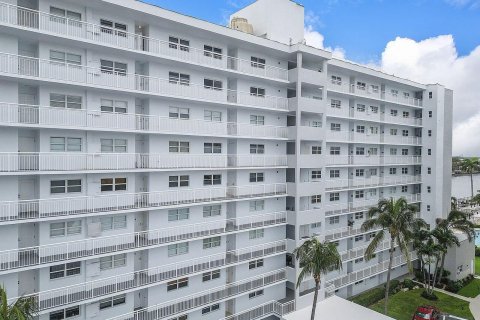 Condo in Highland Beach, Florida, 2 bedrooms  № 1228642 - photo 24