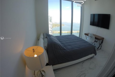 Condo in Miami, Florida, 4 bedrooms  № 1135 - photo 21