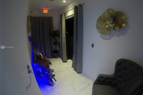 Condo in Miami, Florida, 4 bedrooms  № 1135 - photo 25