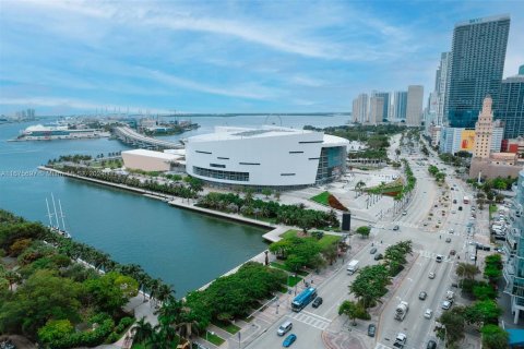 Condo in Miami, Florida, 1 bedroom  № 1402531 - photo 1