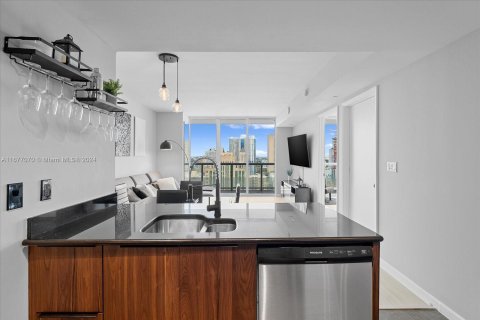 Condo in Miami, Florida, 1 bedroom  № 1402533 - photo 11