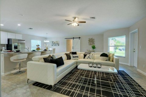 Villa ou maison à vendre à Palm Bay, Floride: 4 chambres, 169.18 m2 № 860390 - photo 6