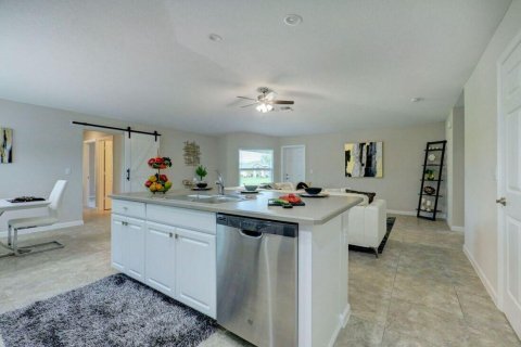 Villa ou maison à vendre à Palm Bay, Floride: 4 chambres, 169.18 m2 № 860390 - photo 4