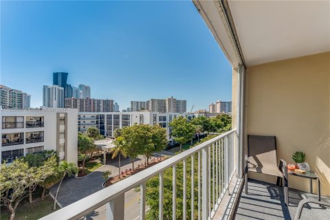 Condo in Sunny Isles Beach, Florida, 1 bedroom  № 1315642 - photo 15