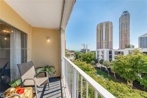 Condo in Sunny Isles Beach, Florida, 1 bedroom  № 1315642 - photo 17