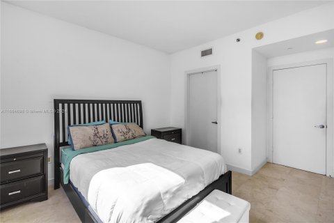 Condo in Miami, Florida, 1 bedroom  № 1378706 - photo 11