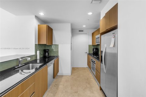 Condo in Miami, Florida, 1 bedroom  № 1378706 - photo 6