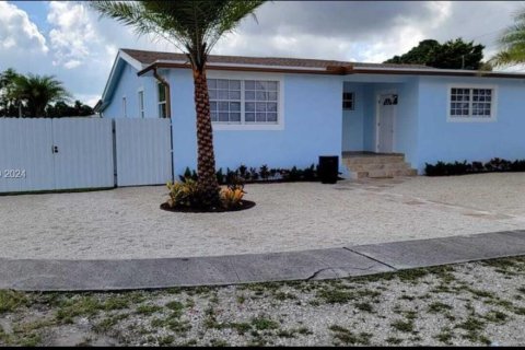 House in Hialeah, Florida 4 bedrooms, 129.23 sq.m. № 1378707 - photo 1