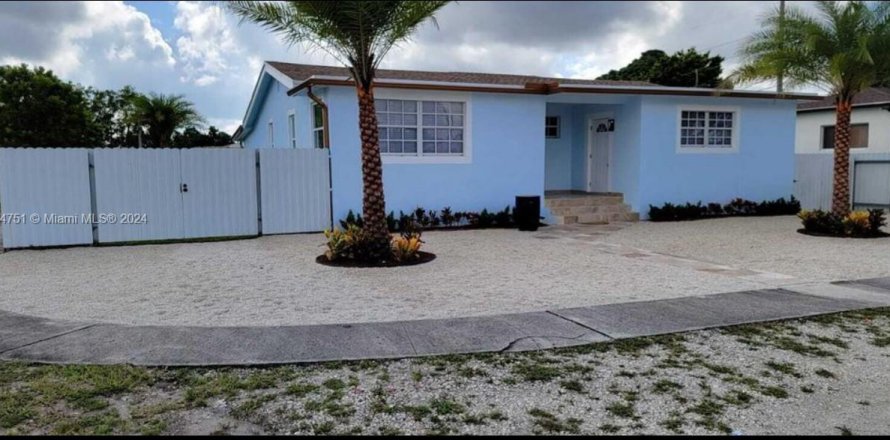 House in Hialeah, Florida 4 bedrooms, 129.23 sq.m. № 1378707