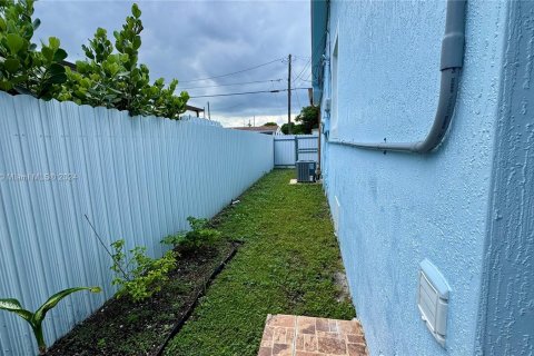 Casa en venta en Hialeah, Florida, 4 dormitorios, 129.23 m2 № 1378707 - foto 24