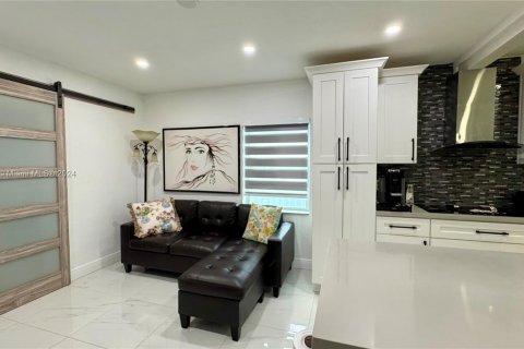 Casa en venta en Hialeah, Florida, 4 dormitorios, 129.23 m2 № 1378707 - foto 9