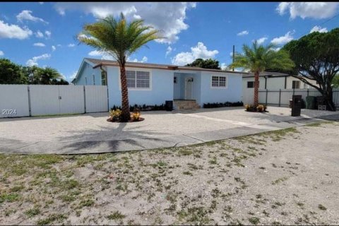 House in Hialeah, Florida 4 bedrooms, 129.23 sq.m. № 1378707 - photo 3