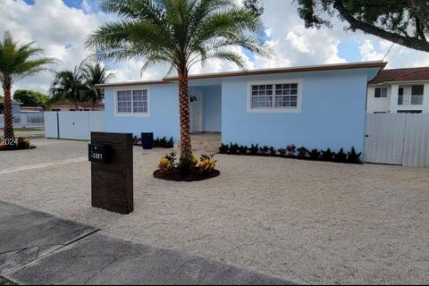 Casa en venta en Hialeah, Florida, 4 dormitorios, 129.23 m2 № 1378707 - foto 2