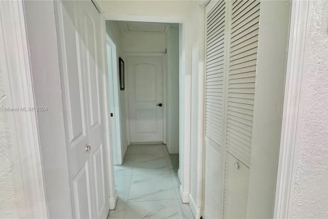 Villa ou maison à vendre à Hialeah, Floride: 4 chambres, 129.23 m2 № 1378707 - photo 10