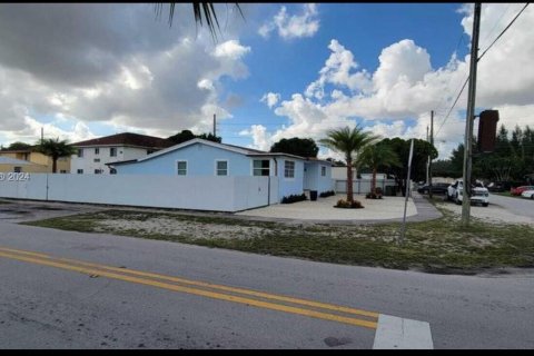 House in Hialeah, Florida 4 bedrooms, 129.23 sq.m. № 1378707 - photo 4