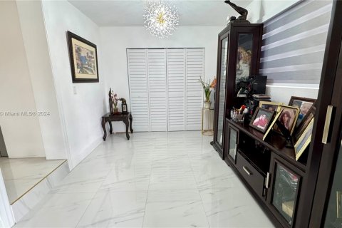 House in Hialeah, Florida 4 bedrooms, 129.23 sq.m. № 1378707 - photo 7