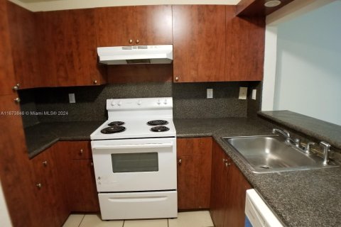 Townhouse in Opa-locka, Florida 3 bedrooms, 116.41 sq.m. № 1396965 - photo 9