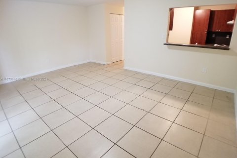 Townhouse in Opa-locka, Florida 3 bedrooms, 116.41 sq.m. № 1396965 - photo 13