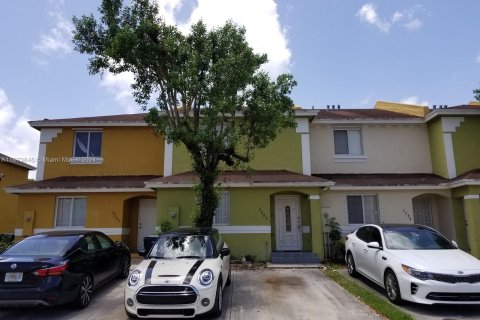 Townhouse in Opa-locka, Florida 3 bedrooms, 116.41 sq.m. № 1396965 - photo 1