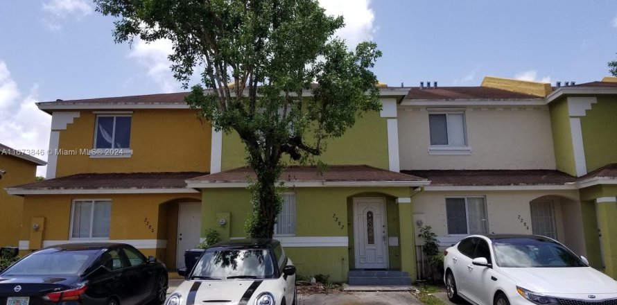 Townhouse in Opa-locka, Florida 3 bedrooms, 116.41 sq.m. № 1396965