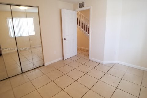 Townhouse in Opa-locka, Florida 3 bedrooms, 116.41 sq.m. № 1396965 - photo 6