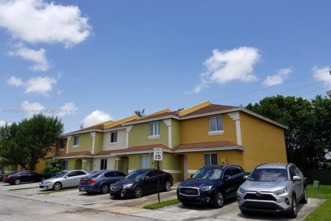 Townhouse in Opa-locka, Florida 3 bedrooms, 116.41 sq.m. № 1396965 - photo 2