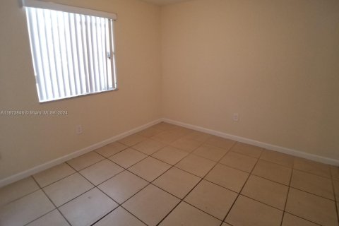 Townhouse in Opa-locka, Florida 3 bedrooms, 116.41 sq.m. № 1396965 - photo 5