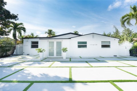 House in North Miami Beach, Florida 4 bedrooms, 203.46 sq.m. № 1396964 - photo 17